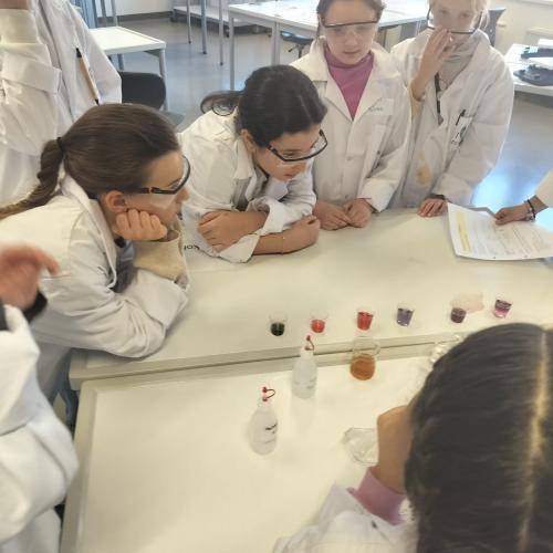 Kinder experimentieren mit weißem Mantel und Schutzbrille