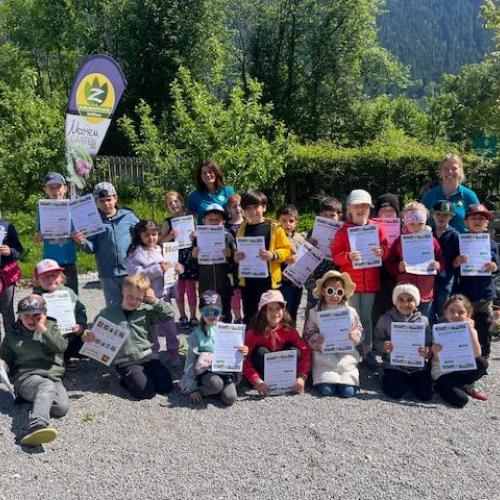 Kinder im Kräutergarten 2