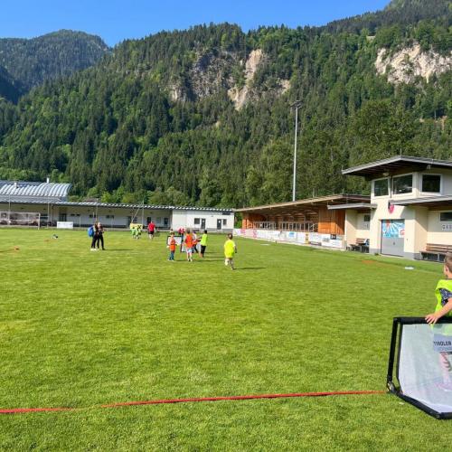 Kinder spielen Fußball