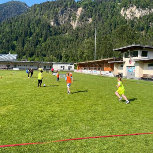 Kinder spielen Fußball 2