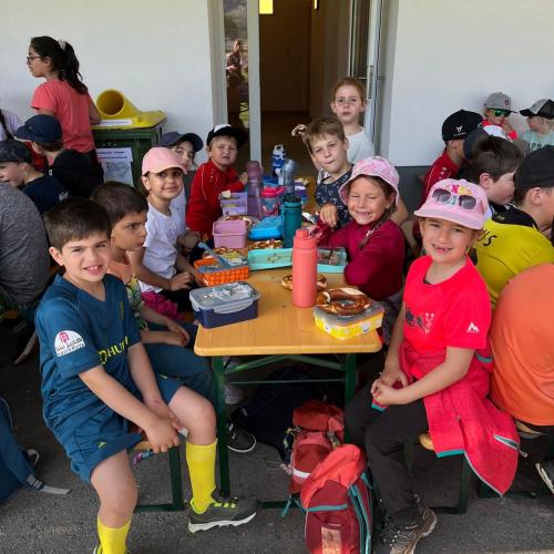 Kinder beim Jausnen