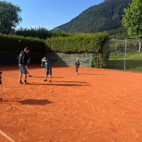 Kinder üben auf dem Tennisplatz 2