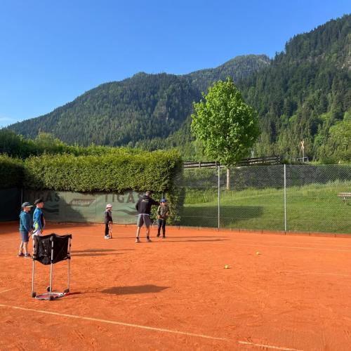 Kinder üben auf dem Tennisplatz 3