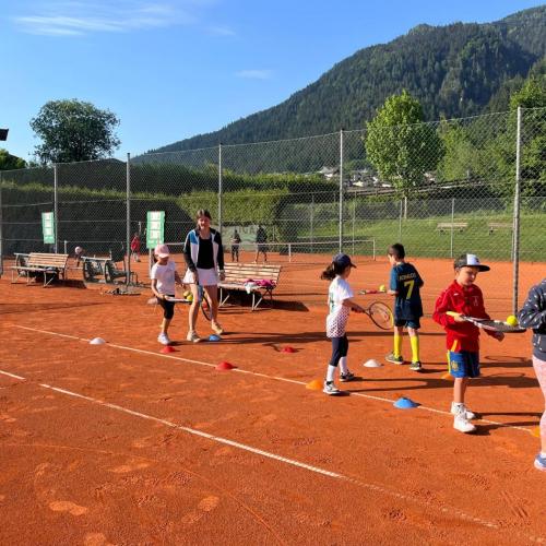 Kinder üben auf dem Tennisplatz 4
