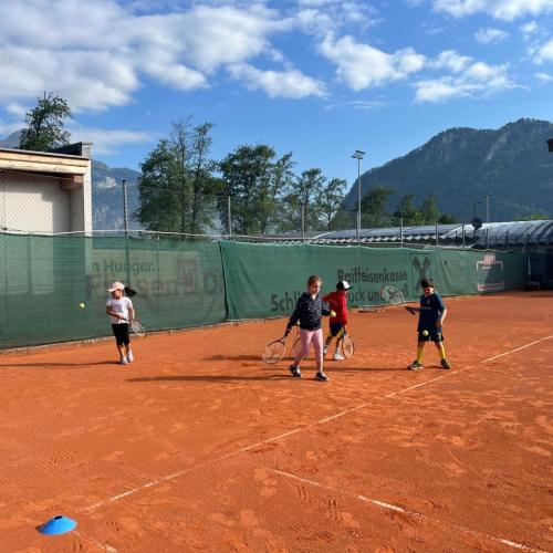 Kinder üben auf dem Tennisplatz 5