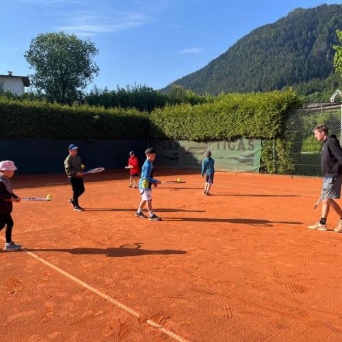 Kinder üben auf dem Tennisplatz 6