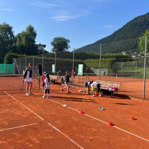 Kinder üben auf dem Tennisplatz 7