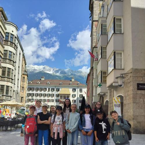 4.Klasse vor goldenem Dachl