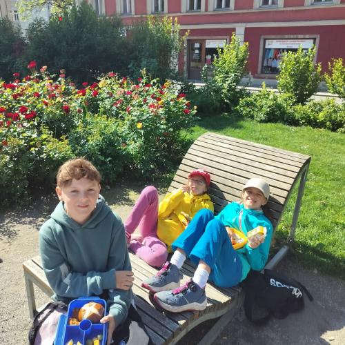 Kinder beim Jausnen