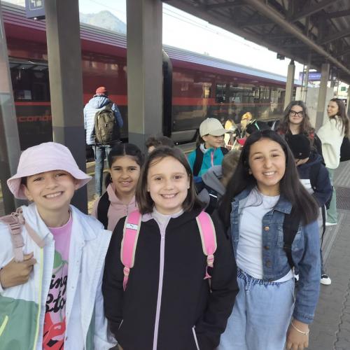 Kinder beim Bahnhof