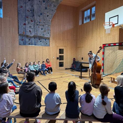 Kinder hören Musik