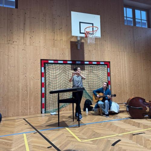 Musikinstrumente werden gespielt