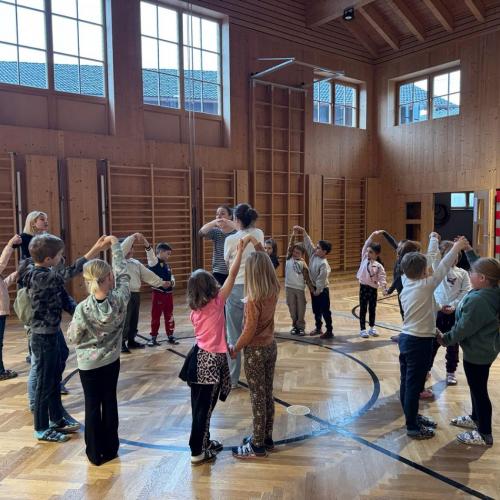 Kinder im Turnsaal beim Tanzen 2