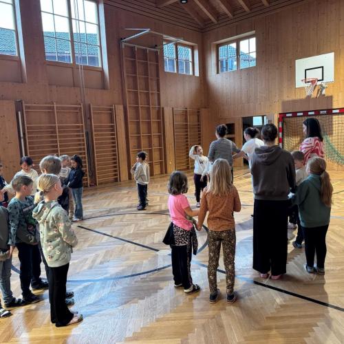 Kinder im Turnsaal beim Tanzen