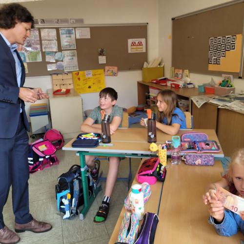 Kinder schauen sich Geld ganz genau an