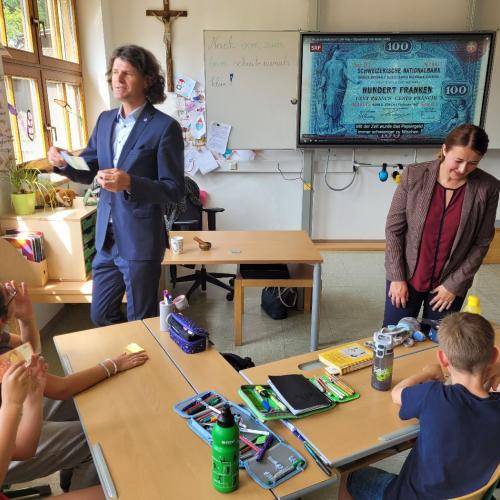 Kinder schauen sich Geld ganz genau an 2