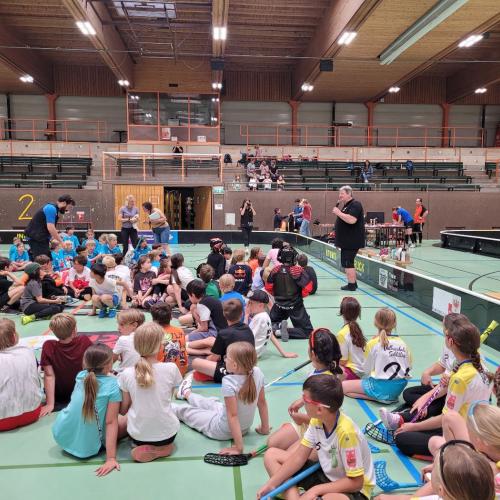 Kinder warten auf das erste Spiel 2