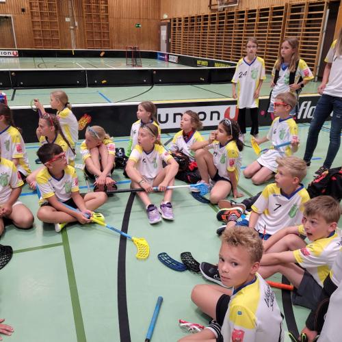 Kinder warten auf das erste Spiel