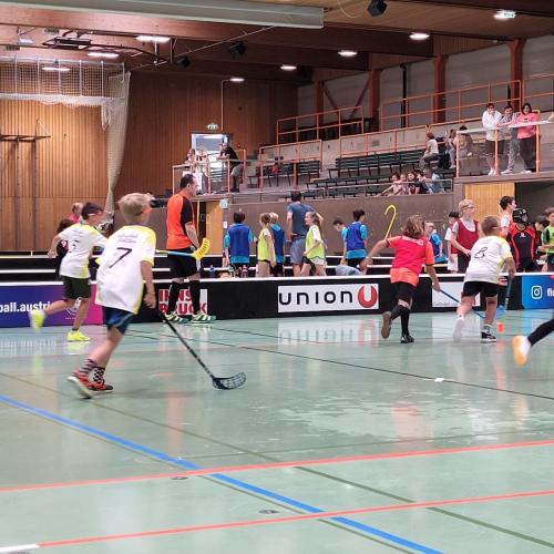 Kinder spielen floorball 2