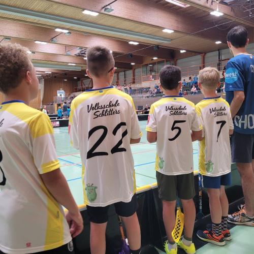 Kinder spielen floorball 3