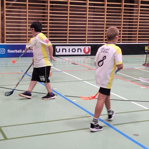 Kinder spielen floorball 4