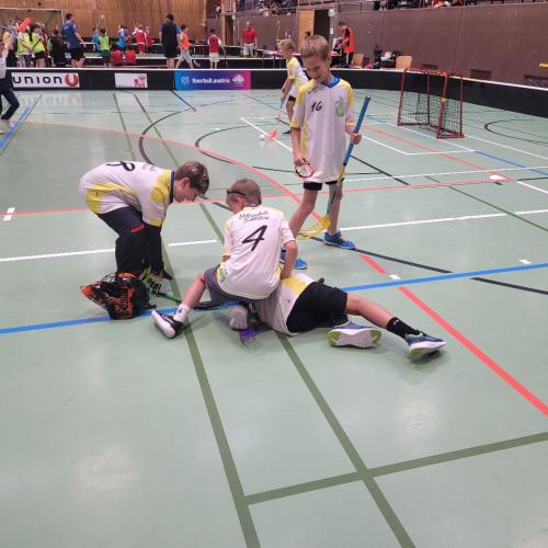 Kinder spielen floorball 5