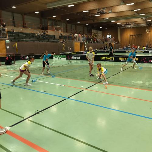 Kinder spielen floorball 6