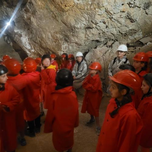 Kinder im Silberbergwerk