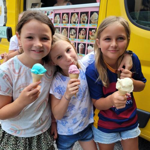 3 Mädchen essen Eis