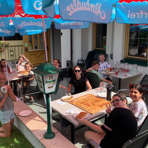 Kinder beim Pizza essen