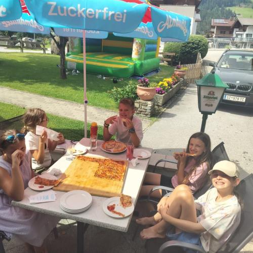 Kinder beim Pizza essen 2