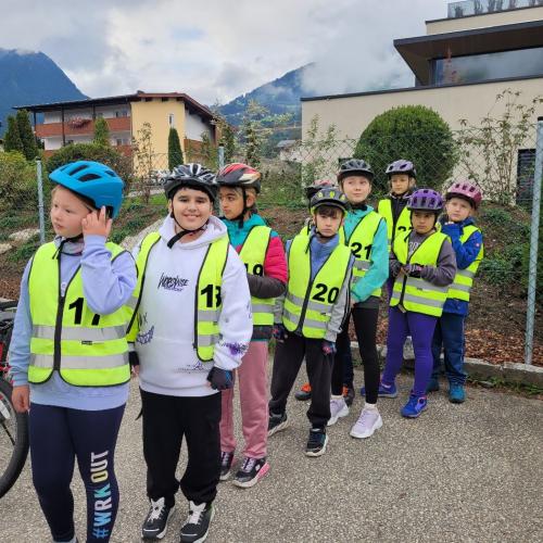 Kinder besprechen mit dem Trainer den Fahrtweg