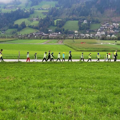 Kinder besprechen mit dem Trainer den Fahrtweg 2