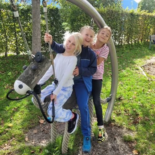 Kinder auf dem Spielpferd am Spielplatz