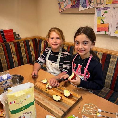 Kinder kochen mit Äpfel