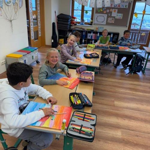 Kinder malen Kürbisse