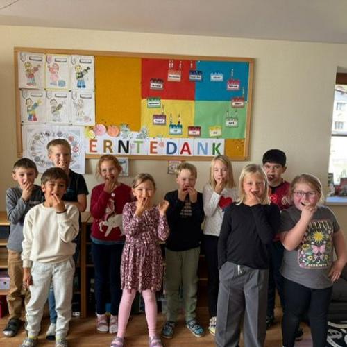 Kinder vor Erntedankschild