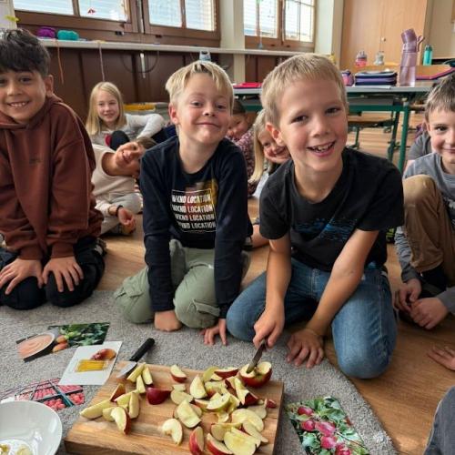 Kinder schneiden Äpfel