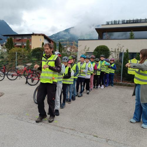 Kinder besprechen mit dem Trainer den Fahrtweg 3