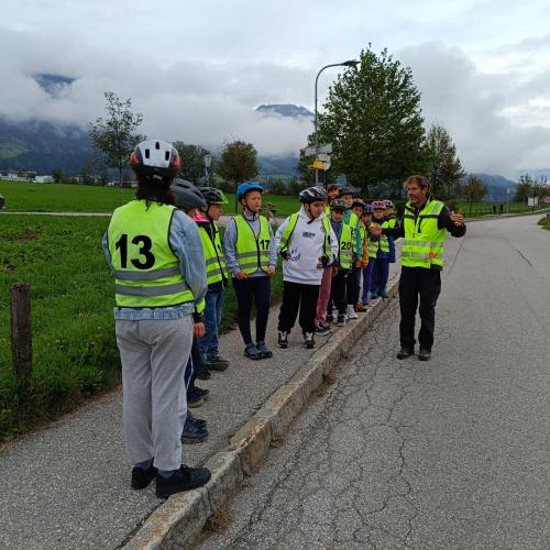 Kinder besprechen mit dem Trainer den Fahrtweg 4