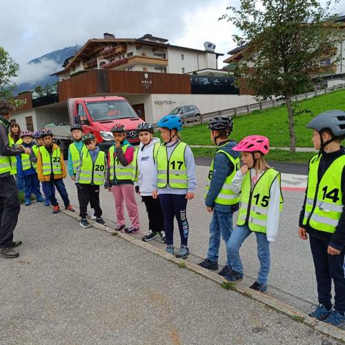 Kinder besprechen mit dem Trainer den Fahrtweg 5