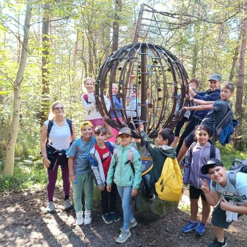 Klassenfoto im Wald bei einem anderen Planeten