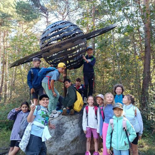Kinder mit Planeten