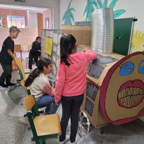 Kinder malen an einer Lokomotive 2