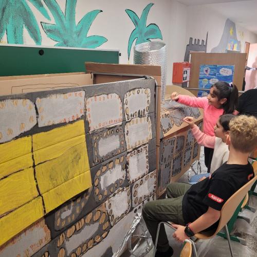 Kinder malen an einer Lokomotive