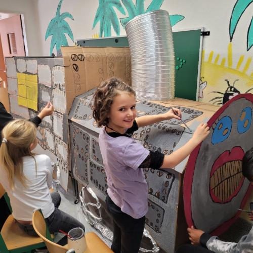 Kinder basteln an einer Lokomotive