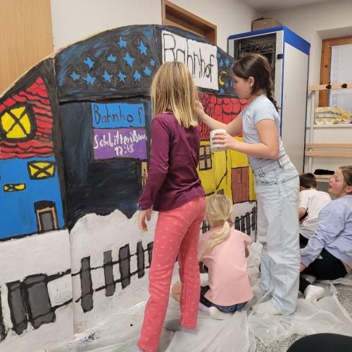 Kinder malen ein Bühnenbild