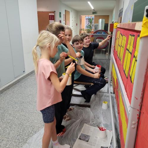 Kinder zeichnen einen Waggon