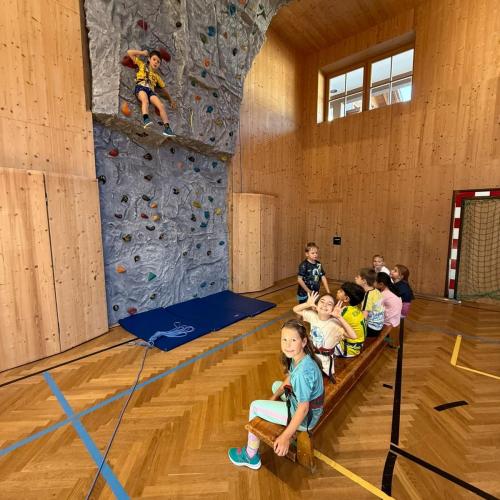 Kinder warten auf Langbank