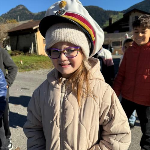 Kind mit Polizeimütze